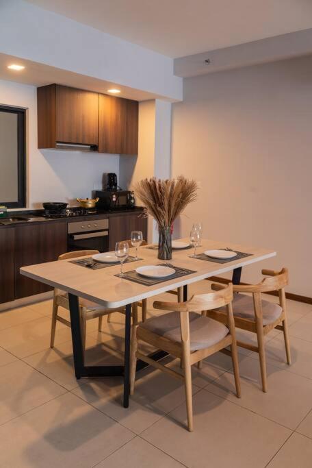 Deluxe Seaview Suite Twin Bed By The Only Bnb Tanjung Tokong Exterior foto